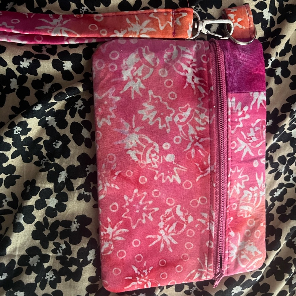 3 for 10! Pink Floral Wristlet🍏
